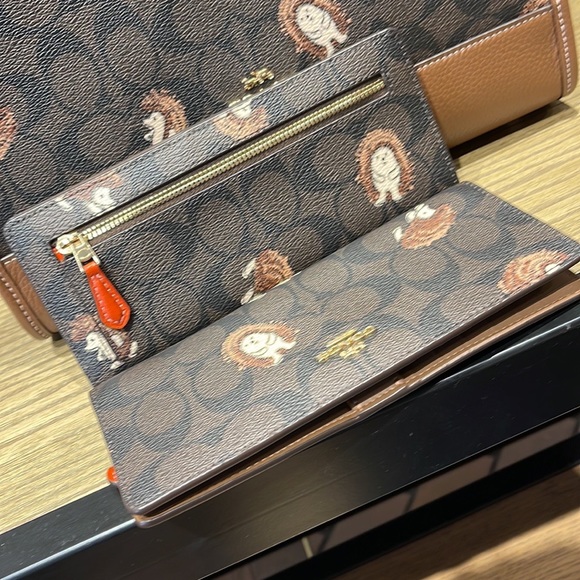 Coach Slim Wallet In Signature Canvas With Hedgehog Print
Gold/Brown Black Multi - Picture 15 of 16